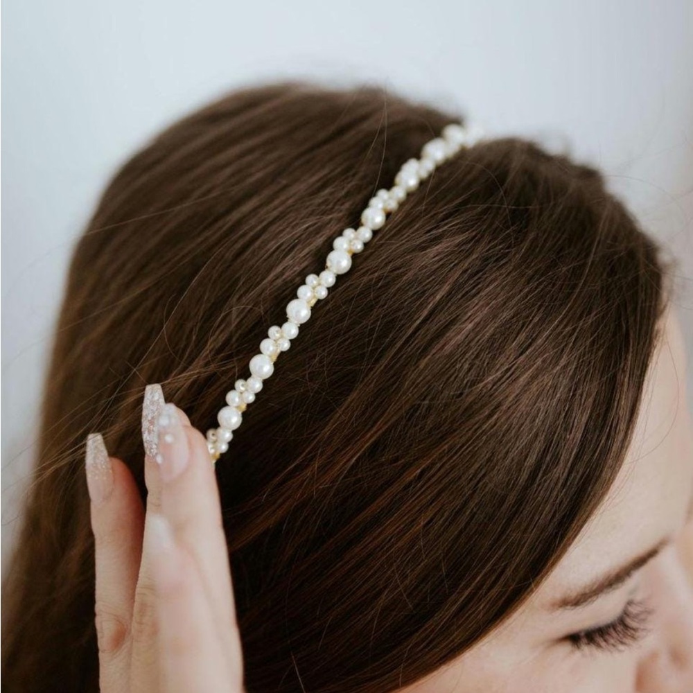 thin & pretty pearl headband 🦦 - Picture 2 of 3